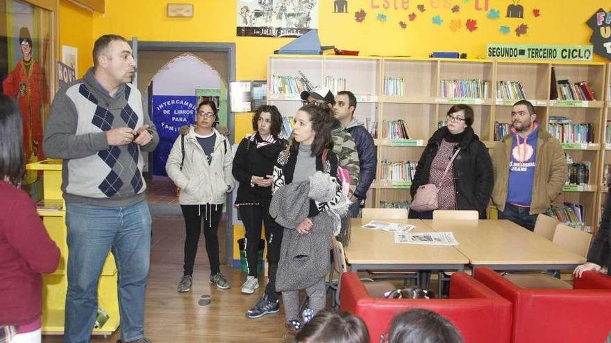 Madres y padres en la jornada de puertas abiertas en el colegio de Nazaret, el martes. // Santos Álvarez