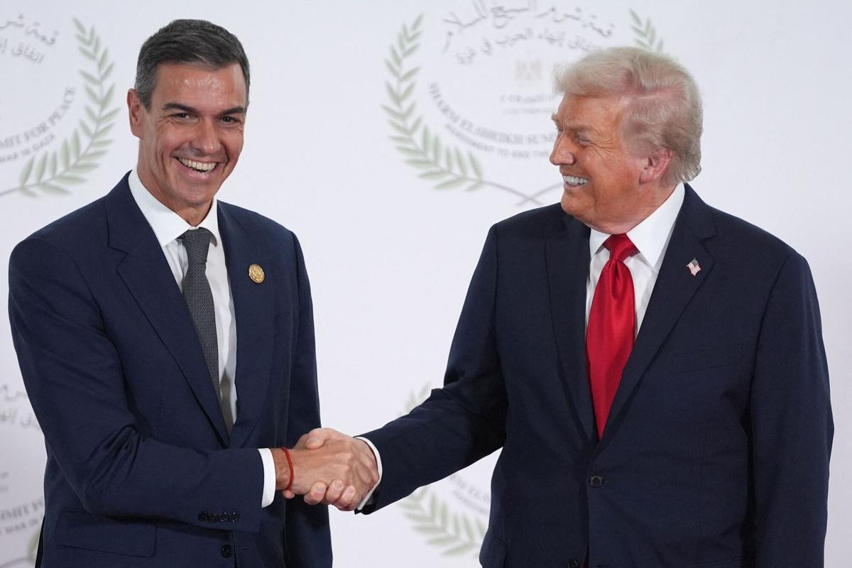 Pedro Sánchez saluda a Donald Trump en la cumbre sobre el futuro de Gaza en Sharm el Sheij el pasado 13 de octubre.