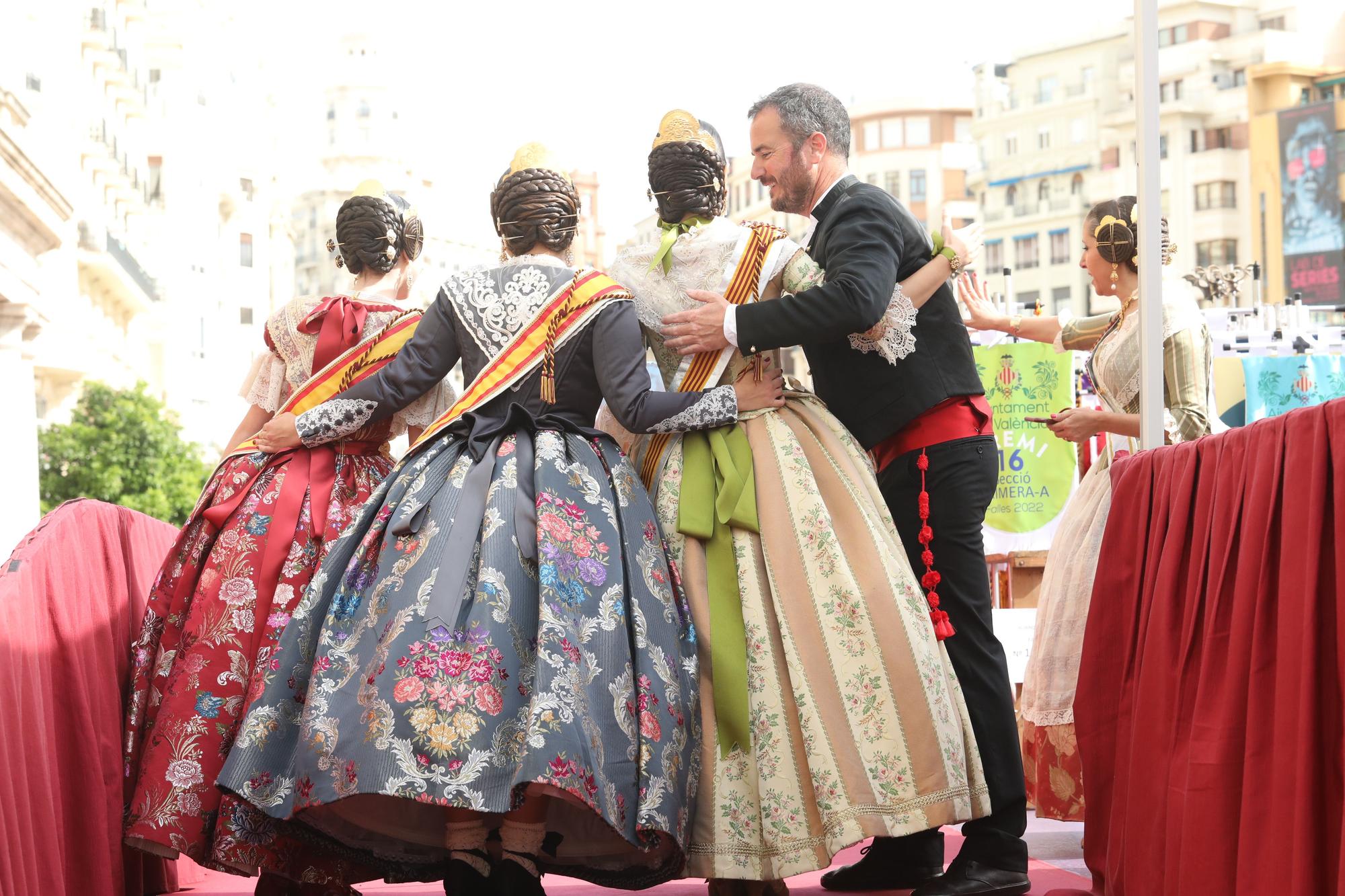 La comisión que siempre recoge el premio vestidos de "negro fallero"