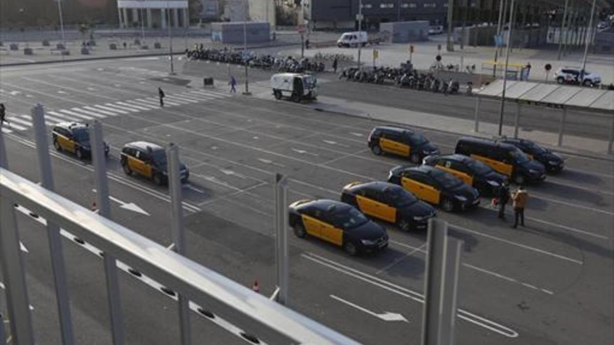 Taxistas concentrados en la plaza de Sants, en Barcelona.