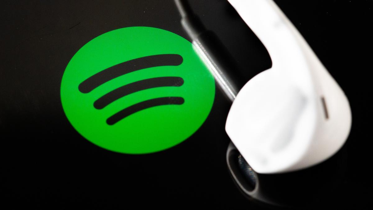 Logo de Spotify y auriculares.