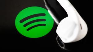Archivo - Logo de Spotify y auriculares.