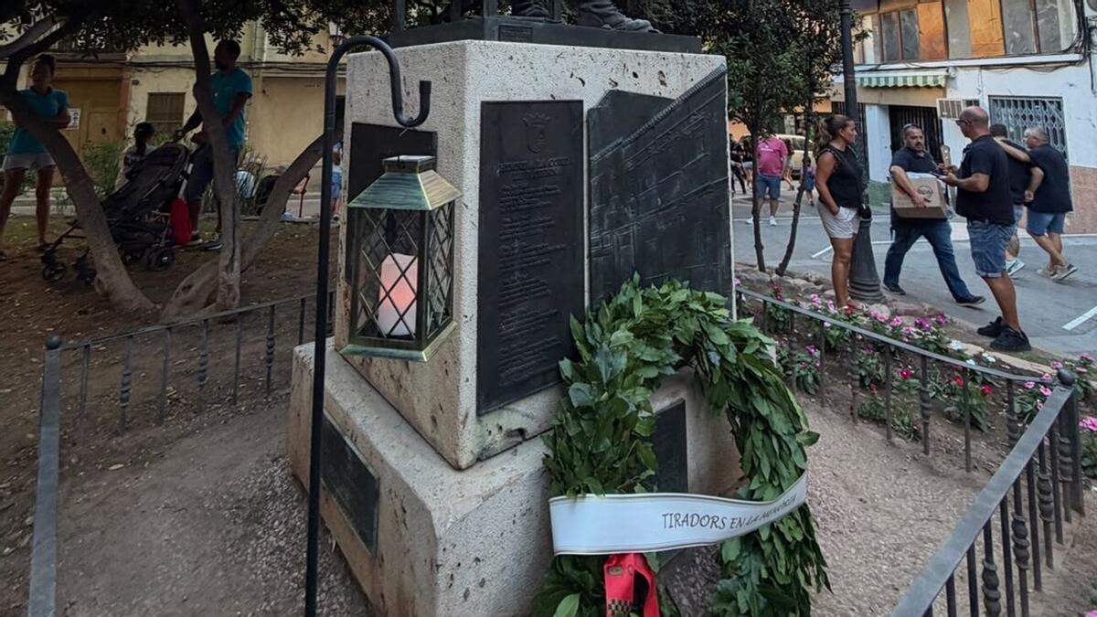 Farolillo junto al Monumento del Tirador en la Plaza Mayor de Paterna.