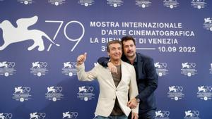 Ricardo Darín y Santiago Mitre, en el ’photo call’ de presentación de la película ’Argentina, 1985’ en Venecia.