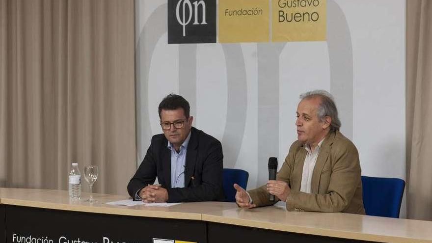 Joaquín Robles, a la izquierda, junto a Gustavo Bueno Sánchez, ayer al inicio de su ponencia.