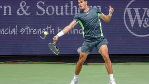 Alcaraz golpea una derecha durante el Masters 1000 de Cincinati.