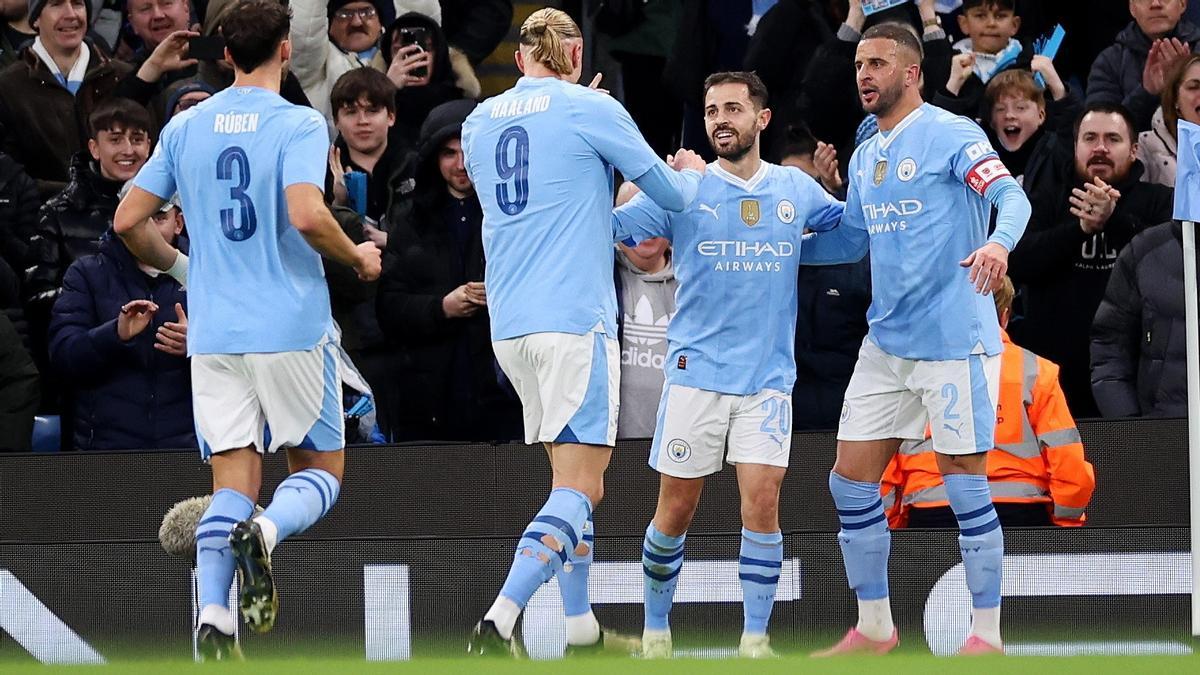 Rúben Dias, Haaland y Walker acuden a felicitar a Bernardo Silva.