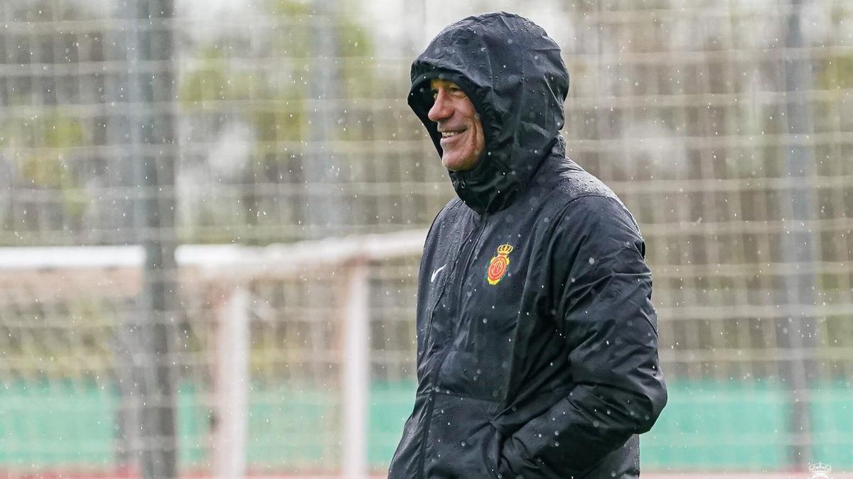 Luis García, durante un entrenamiento con lluvia en Son Bibiloni.