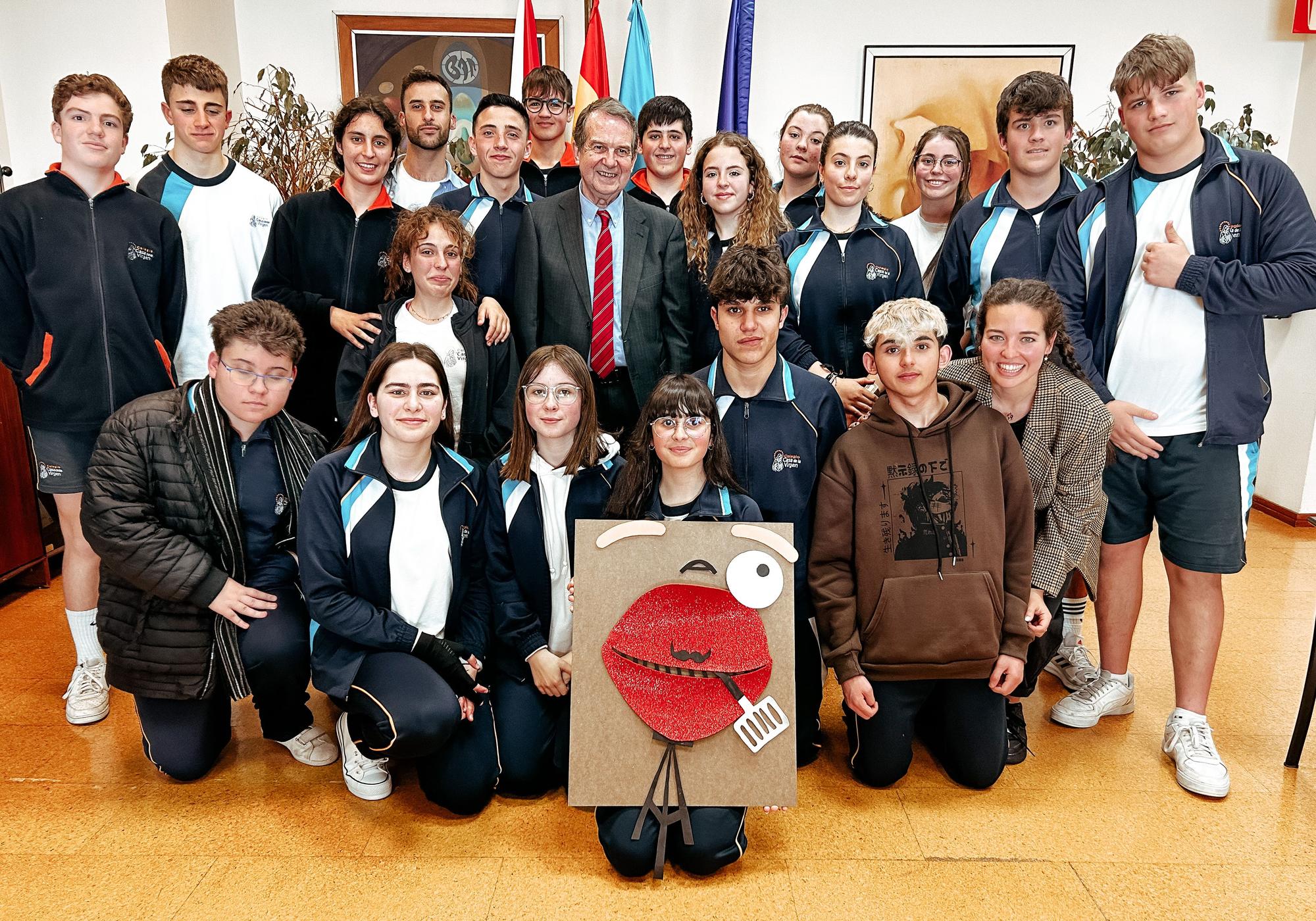 El alcalde de Vigo, Abel Caballero, posa con el alumnado del colegio Casa de la Virgen.