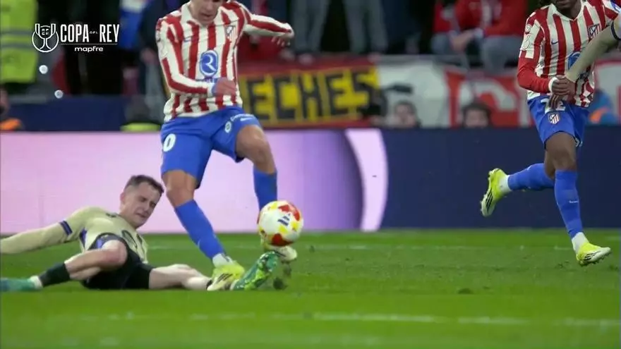 Amarilla a Casadó y el Atlético pide la roja