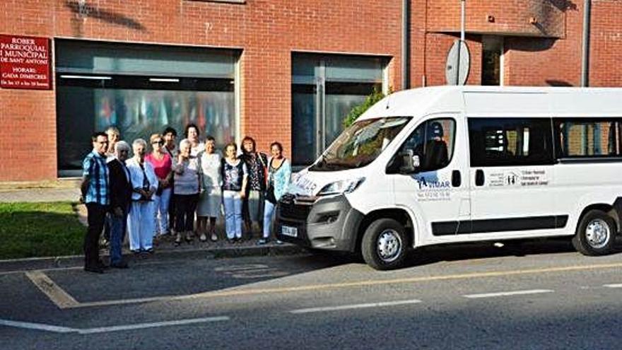 L&#039;entitat Vimar, amb una de les furgonetes adquirides per les donacions del rober.