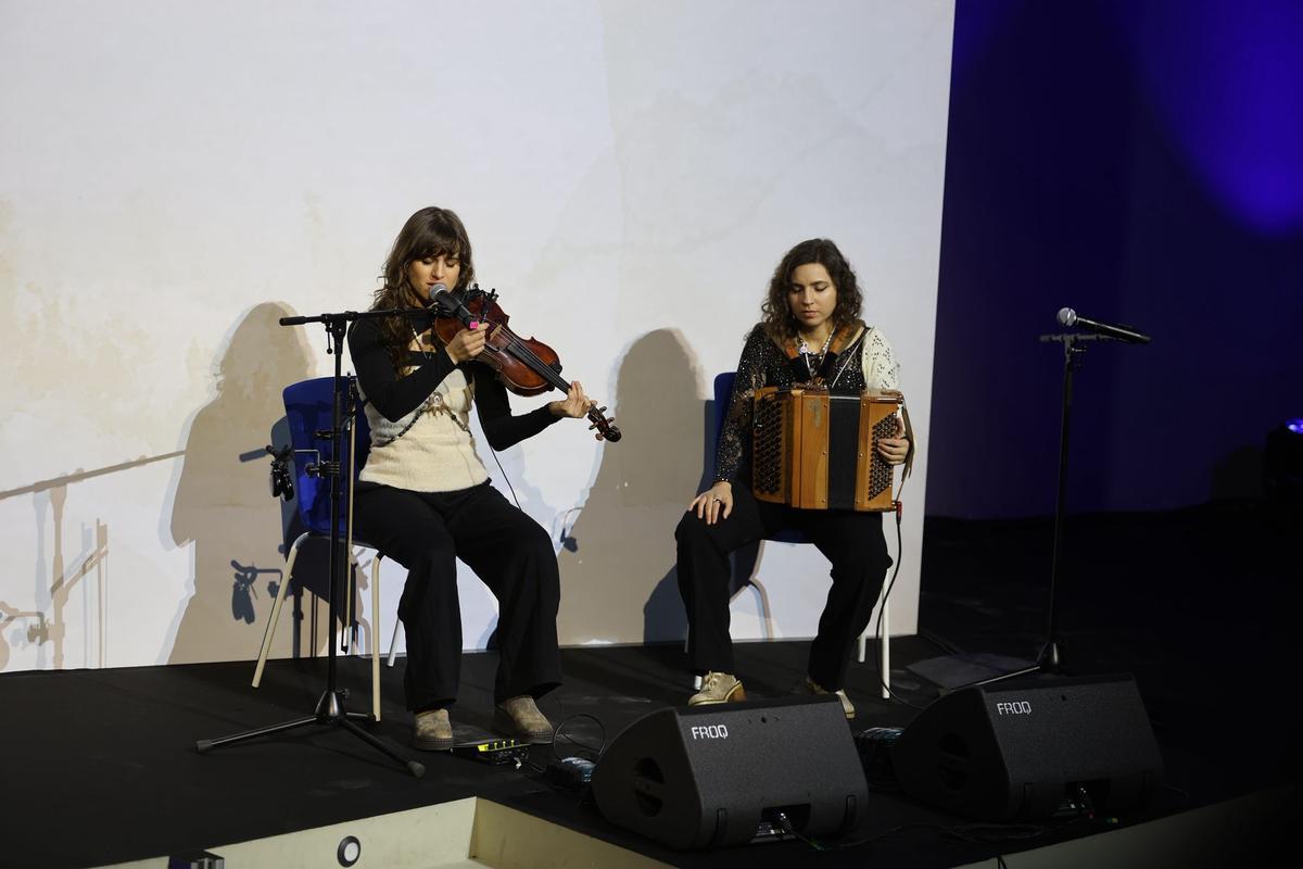 Tras entregar el segundo galardón, Caamaño & Ameixeiras toman de nuevo el escenario para interpretar "A pequena morte"