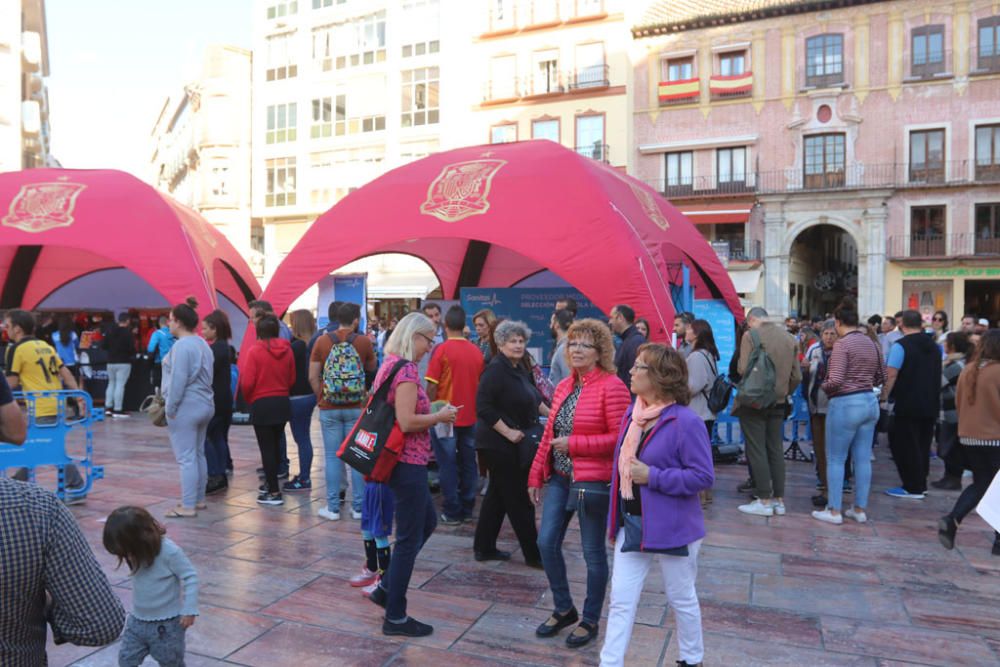 Cientos de aficionados hacen cola durante todo el jueves para fotografiarse con los trofeos de La Roja