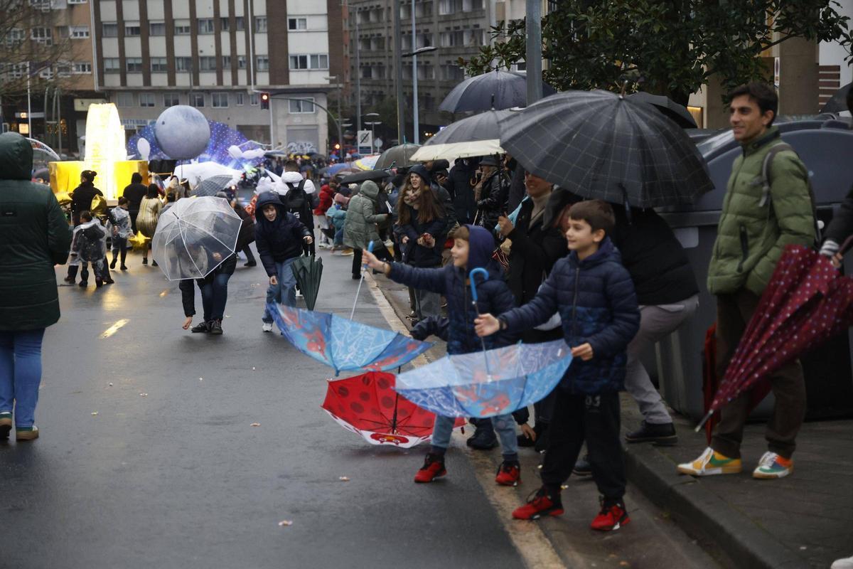 Los Reyes Magos ya están aquí: Santiago se echa a la calle para ver la cabalgata adelantada
