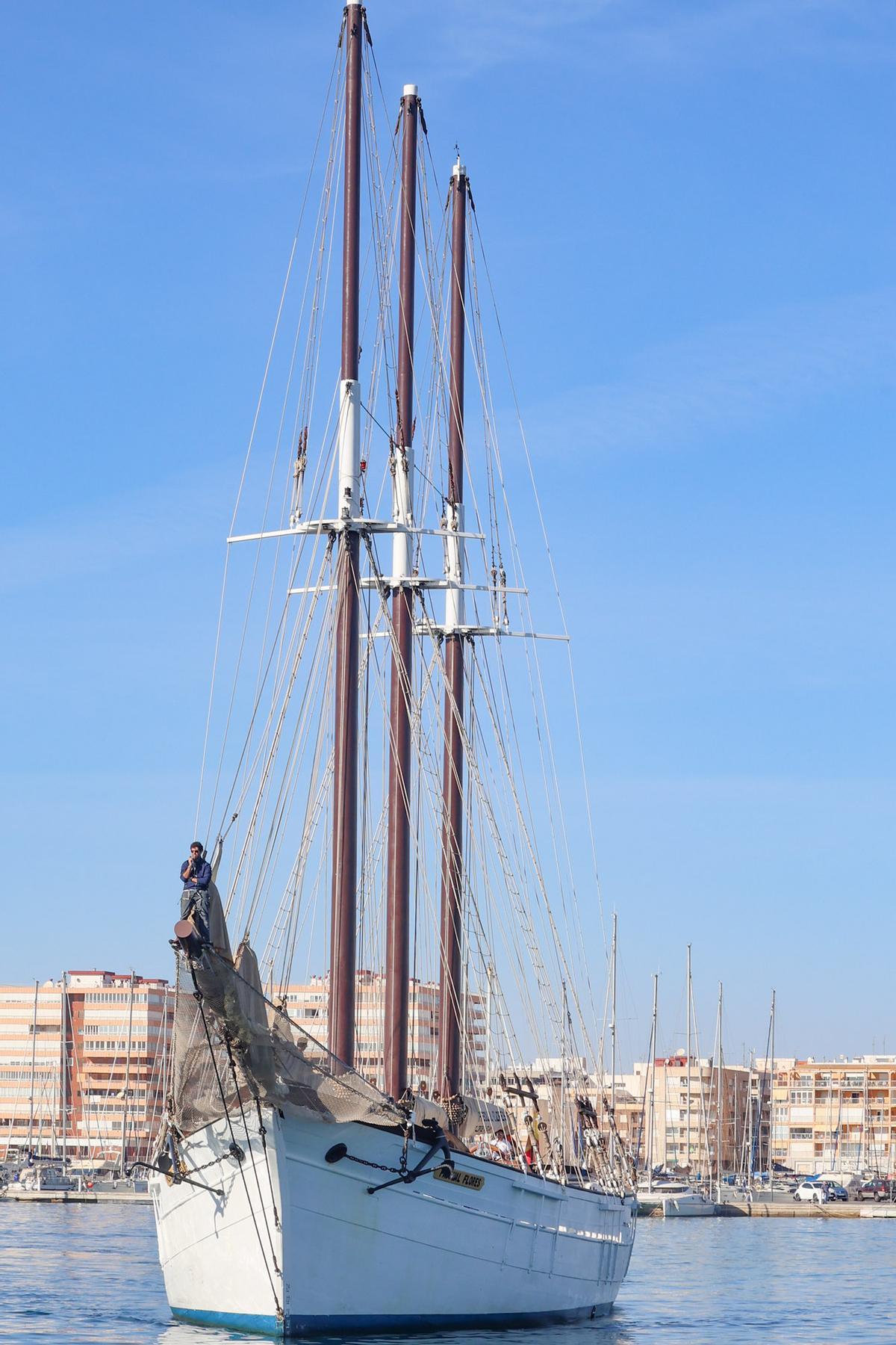 El velero histórico Pascual Flores ya está en la bahía de Torrevieja