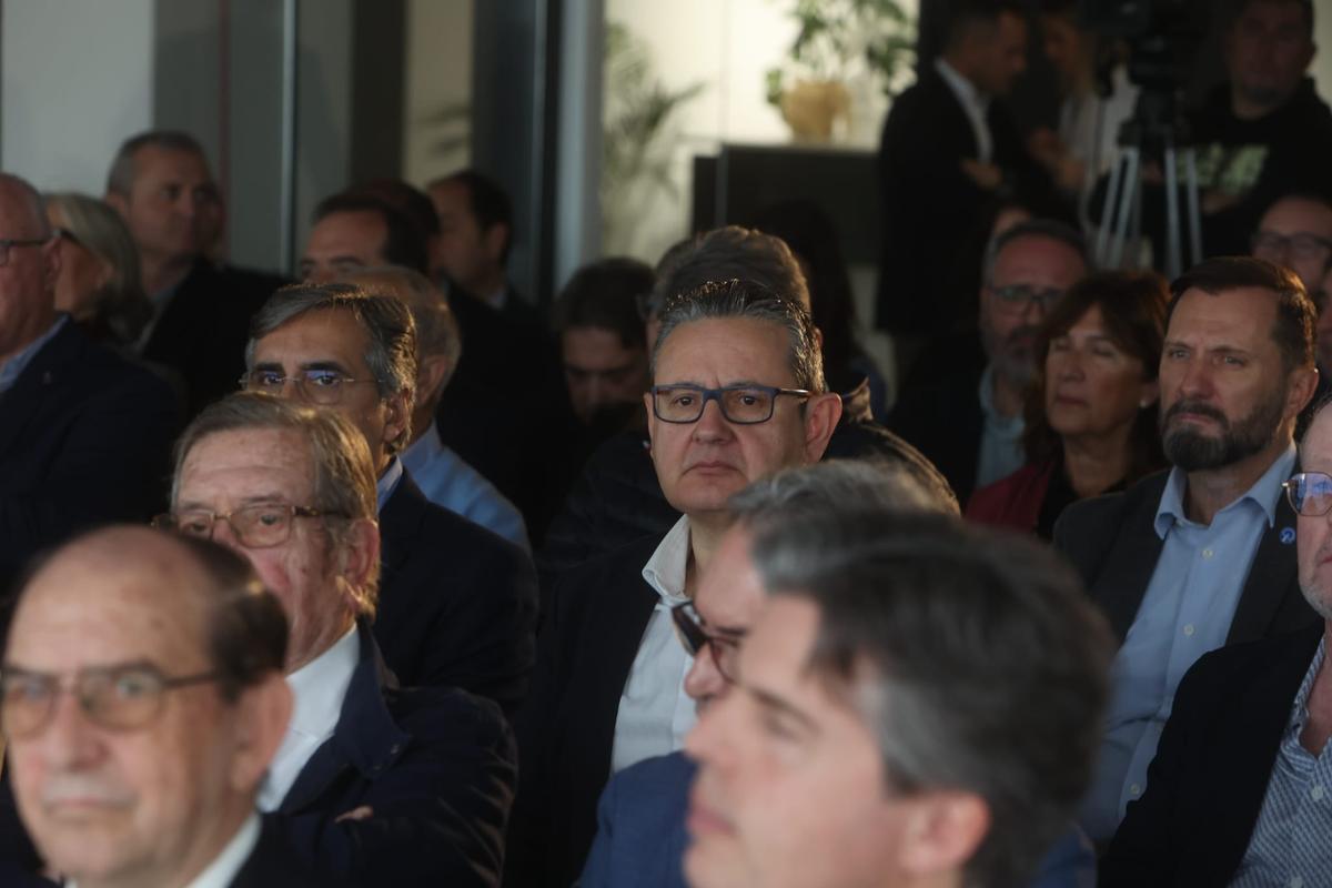 Un centenar de empresarios y representantes de colectivos agrarios y regantes han seguido con atención la conferencia de Gil Olcina.