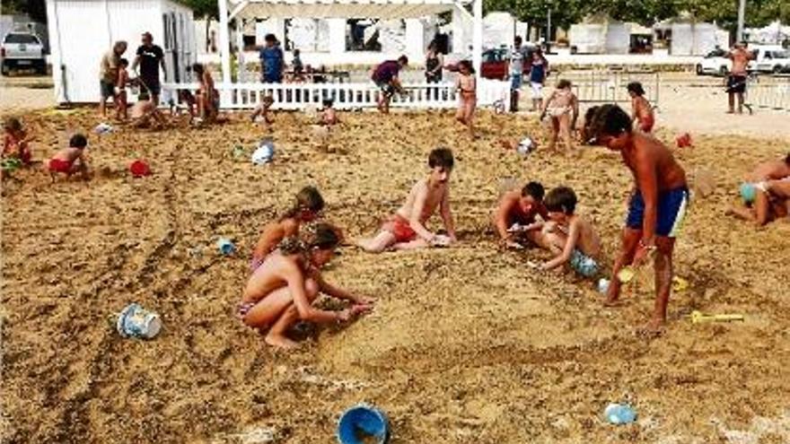 Concurs de castells de sorra a la platja de Palamós