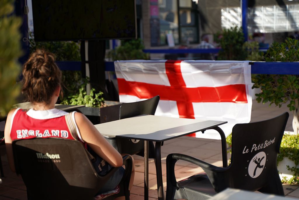 Un grupo de aficionados ingleses sigue la final desde Los Alcázares