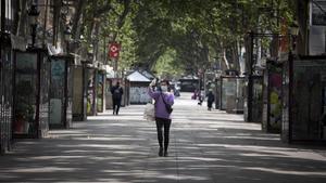 Una mujer pasea por la rambla el pasado jueves, día de Sant Jordi.