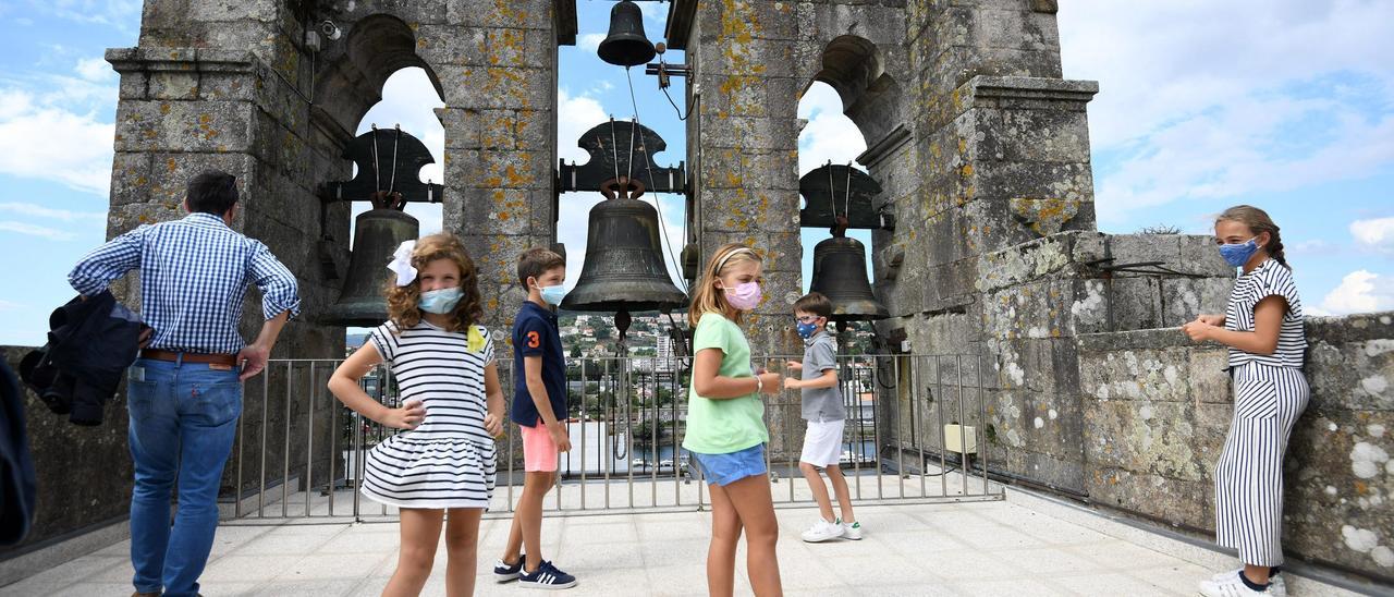 Turistas en el campanario de Santa María de Pontevedra.