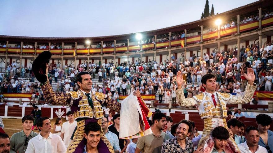 Galería | La puerta grande de Emilio de Justo y Julio Méndez en Cáceres, en imágenes