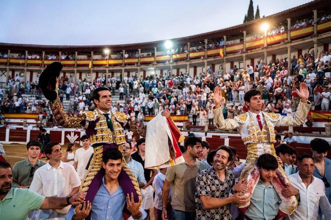 Galería | La puerta grande de Emilio de Justo y Julio Méndez en Cáceres, en imágenes