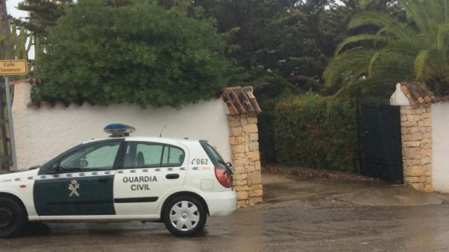 Un coche de la Guardia Civil en la puerta del chalé de Moraira.      a. p. f.