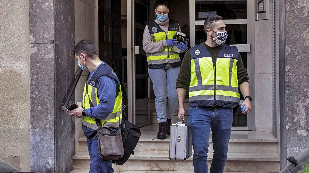 Agentes de Policía salen de la casa donde se produjo el intento de homicidio.