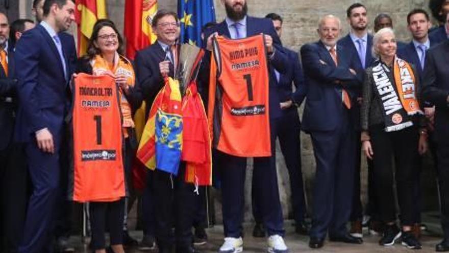 Dubljevic y Rafa Martínez entregan las camisetas al presidente, Puig, y a la vicepresidenta, Oltra.