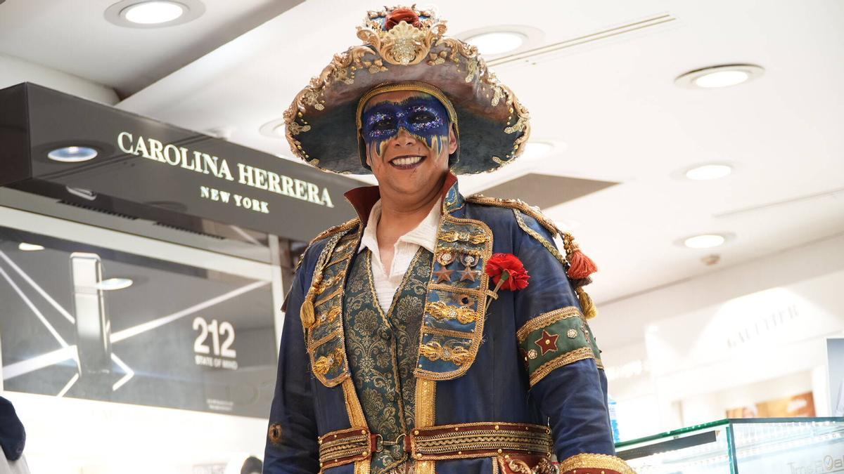 Fotogalería | Las comparsas lucen sus trajes este lunes como maniquíes vivientes