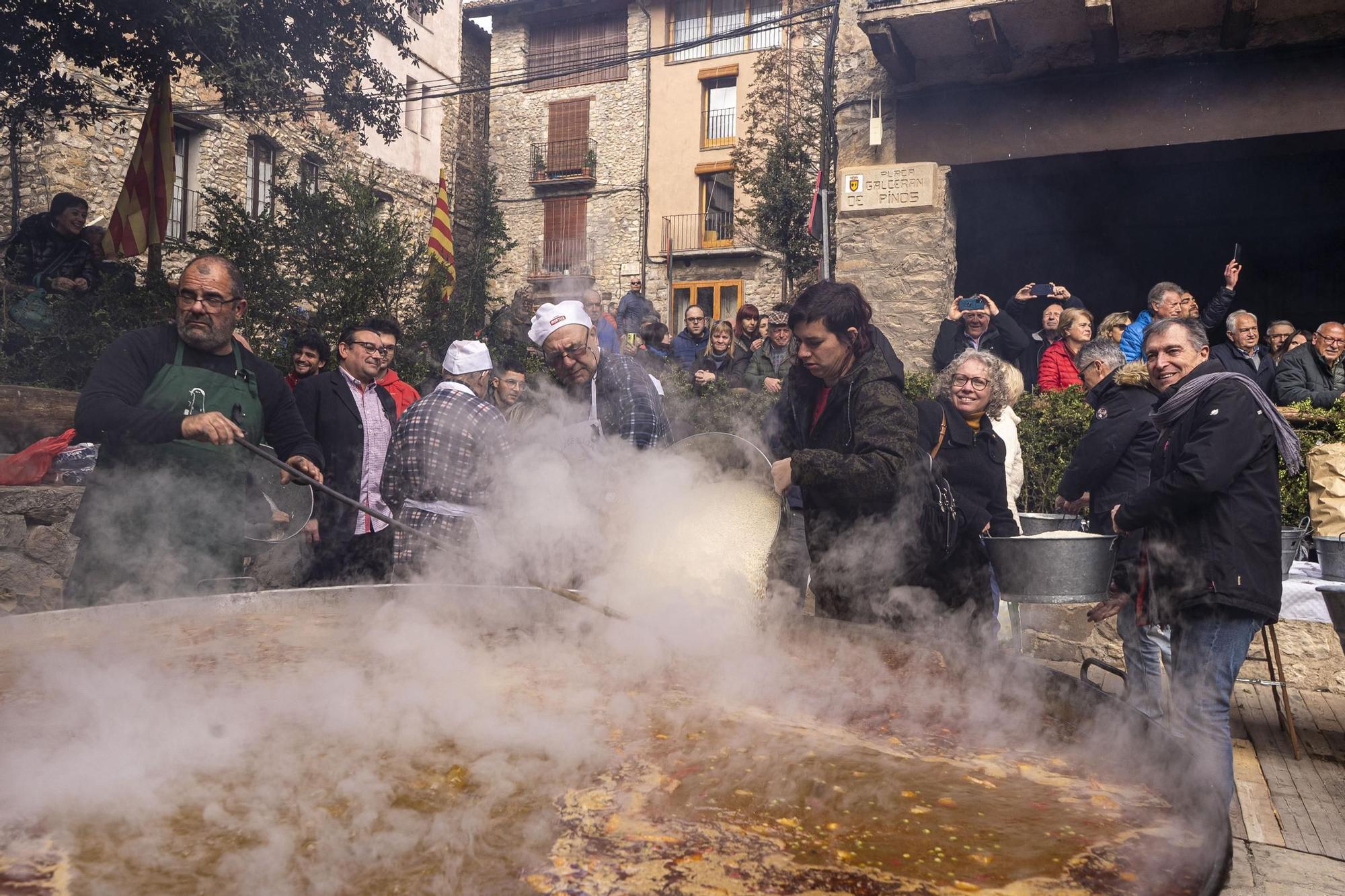 Bagà cuina el seu popular arròs per 2.500 persones