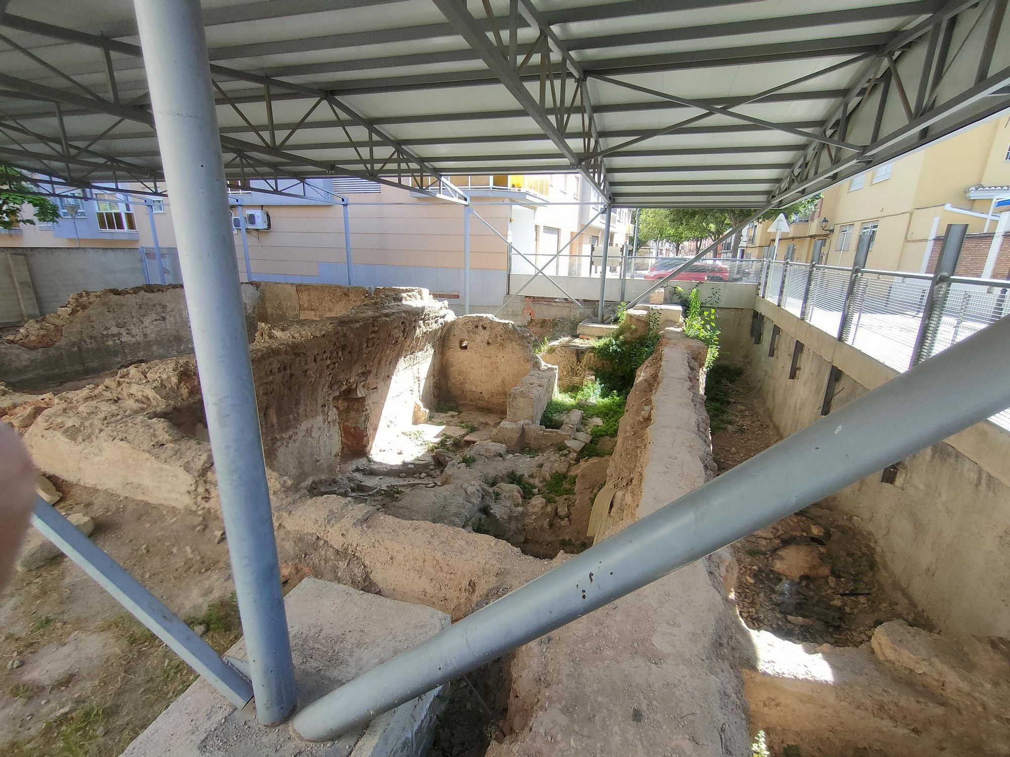 Denuncian la aparición de pintadas vandálicas en los baños árabes del Raval en Xàtiva