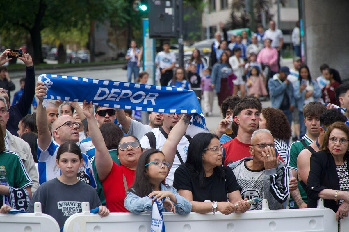 Fiesta del ascenso: la llegada de los jugadores a Cuatro Caminos