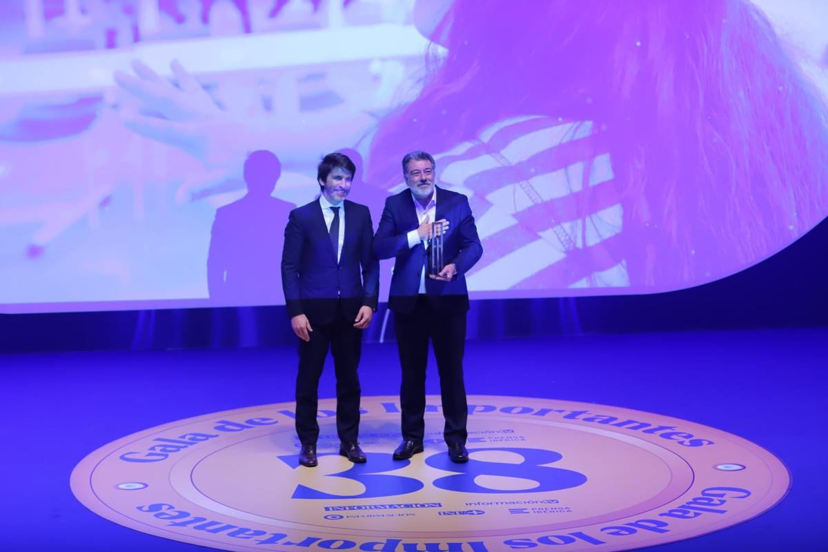 Sergi Guillot, director general de Prensa Ibérica, entrega el premio a Cristóbal Megarejo, director del Centro Integrado Público de Formación Profesional Valle de Elda.