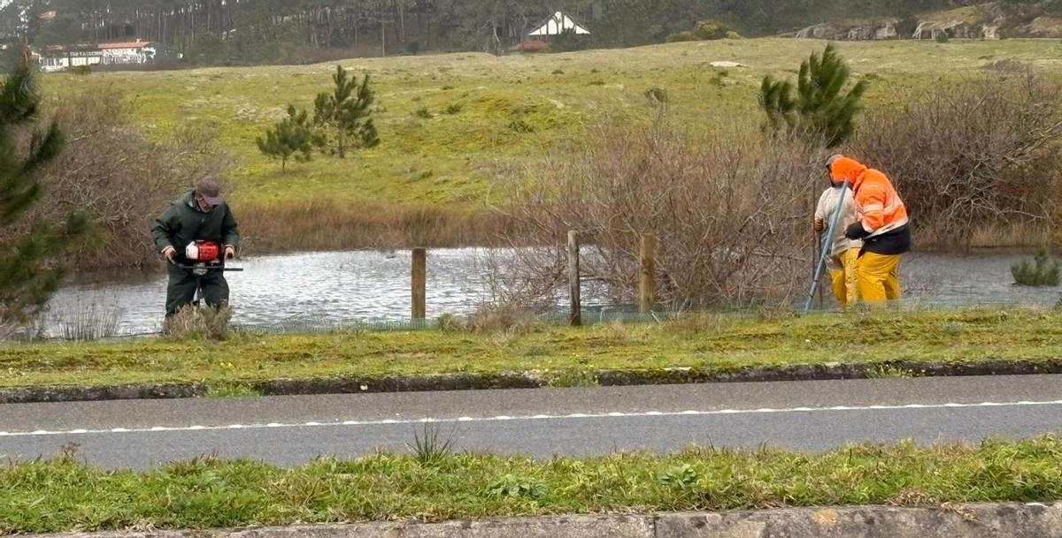 Los operarios instalando
las vallas. | FDV