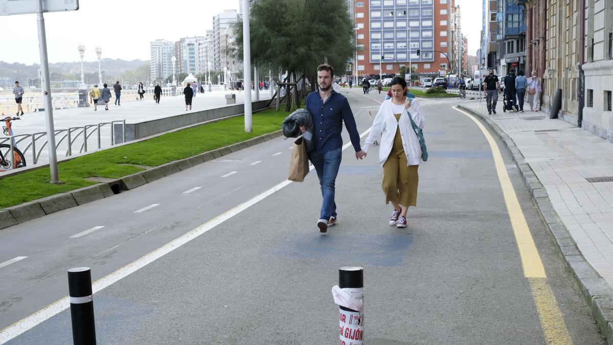 Dos jóvenes por el &quot;cascayu&quot; del Muro.