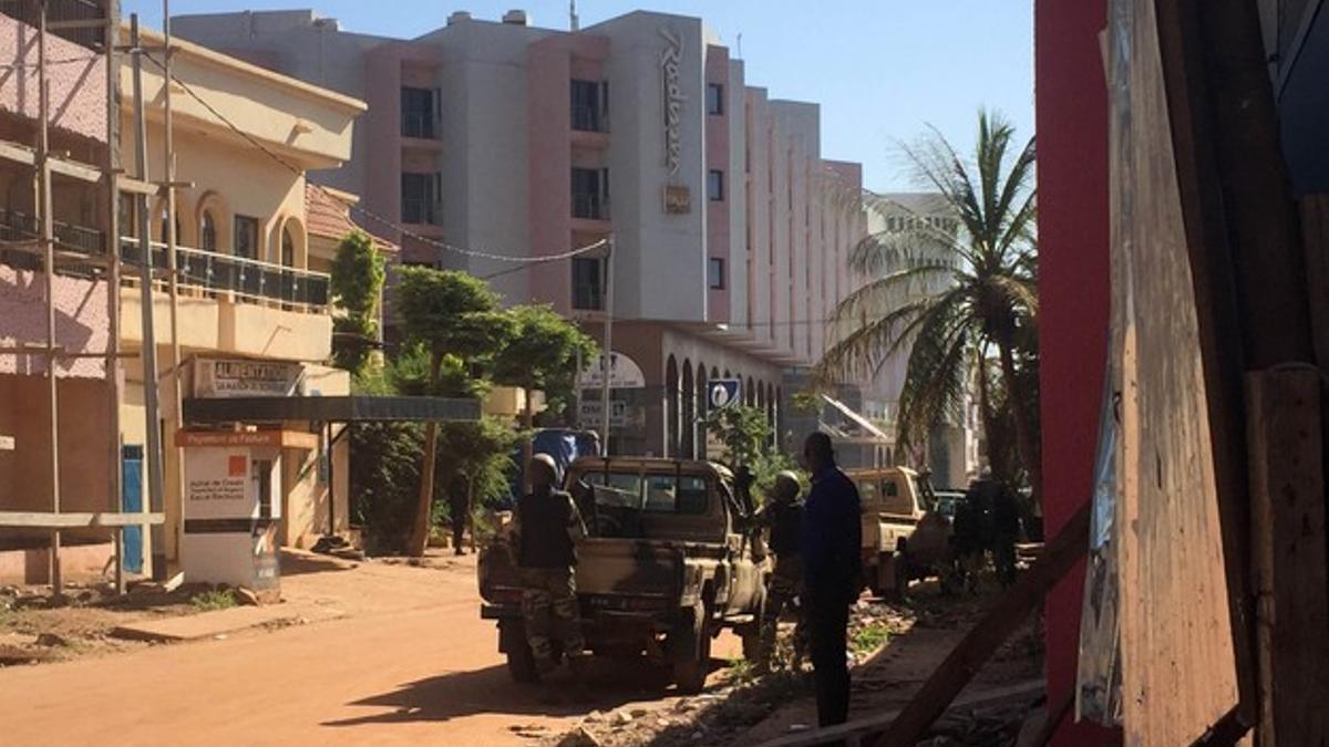 Tropas malienses toman posiciones en el exterior del hotel Radisson, en Bamako, este viernes.