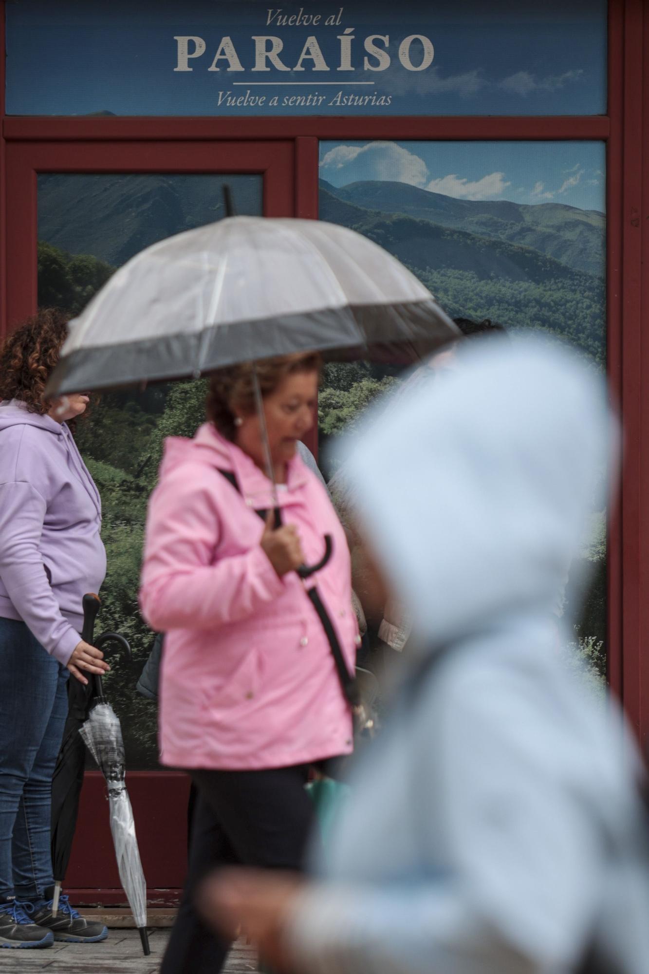 En imágenes: Los turistas, preparados para las lluvias asturianas