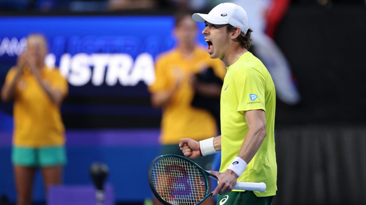 De Miñaur celebra el triunfo ante Djokovic