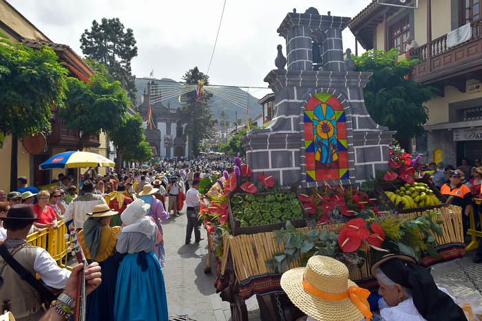 Carretas y grupos en la romería del Pino