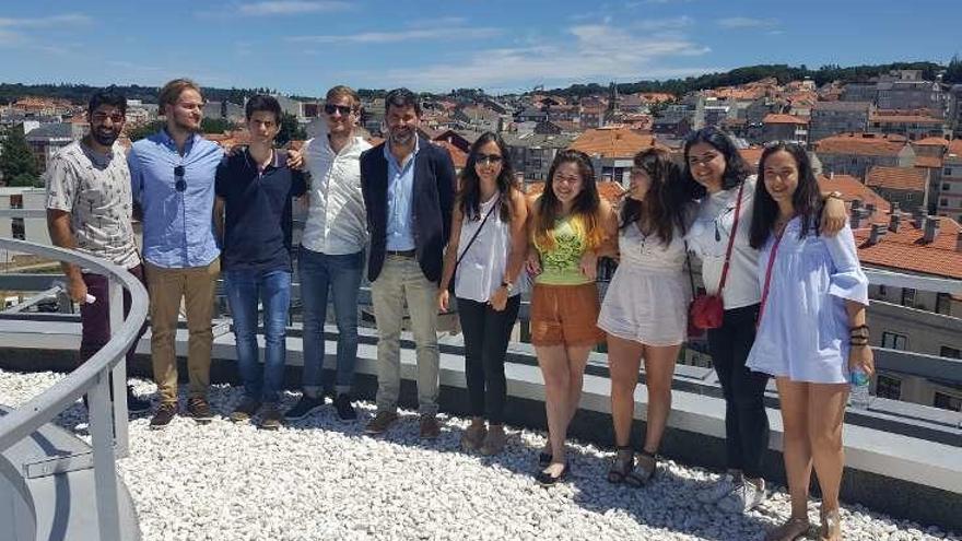 Los jóvenes junto a Nicolás González Casares en el concello.