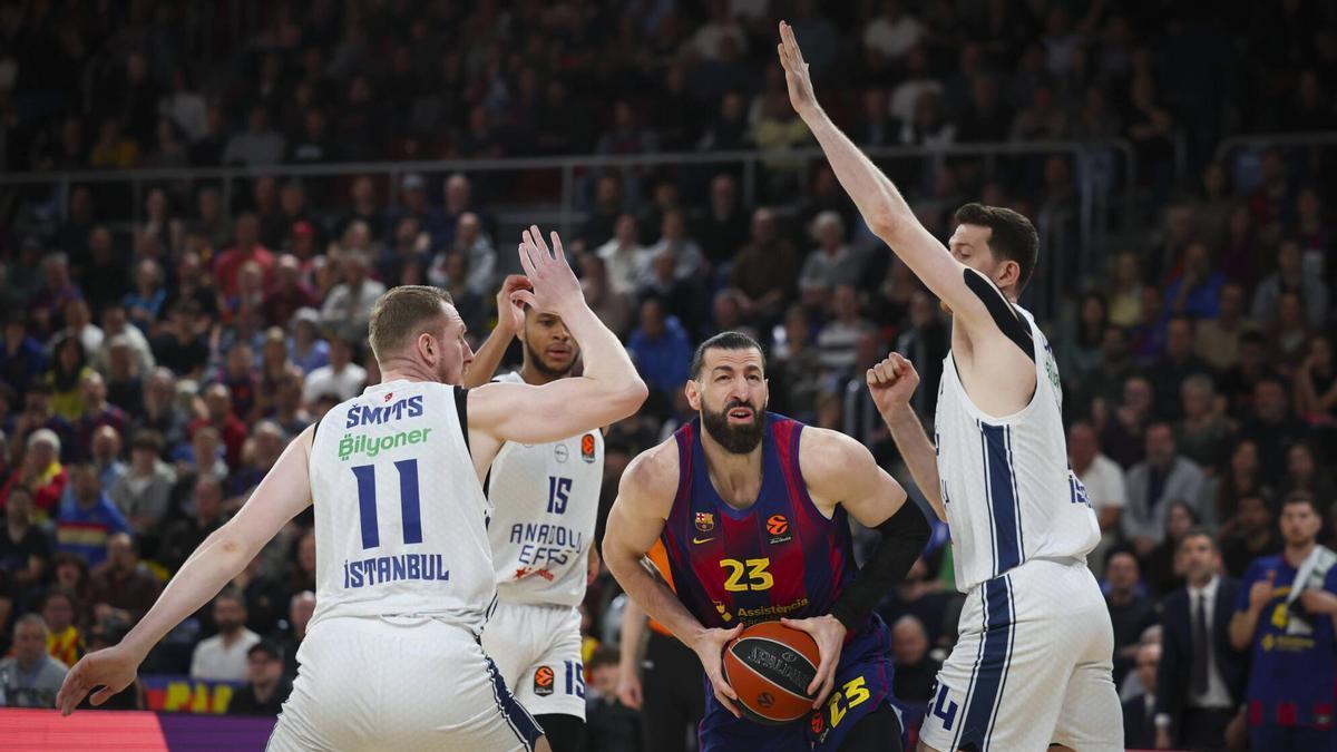 Tornike Shengelia se abre paso entre Smits y Osmani en el partido entre el Barça y el Efes, en el Palau.
