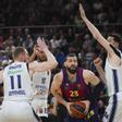 Tornike Shengelia se abre paso entre Smits y Osmani en el partido entre el Barça y el Efes, en el Palau.