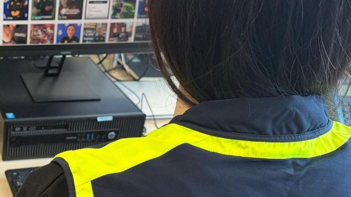Una de les agents que proven d’evitar els suïcidis que s’anuncien a les xarxes socials.