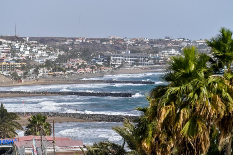 El viento y la calima siguen el jueves en Canarias y cierran Playa del Inglés por mala mar