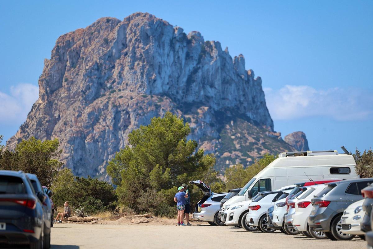Descubre aquí todas las imágenes de la masificación en el aparcamiento de Cala d'Hort