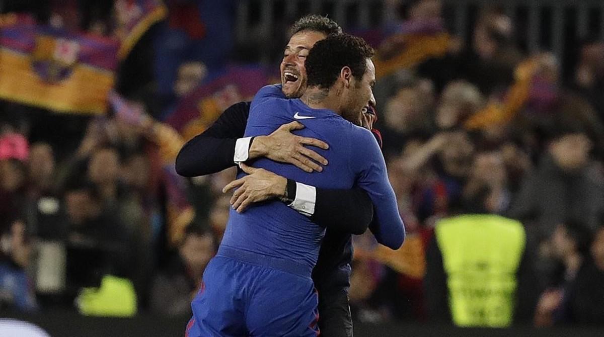 Luis Enrique abraza a Neymar al final del partido.