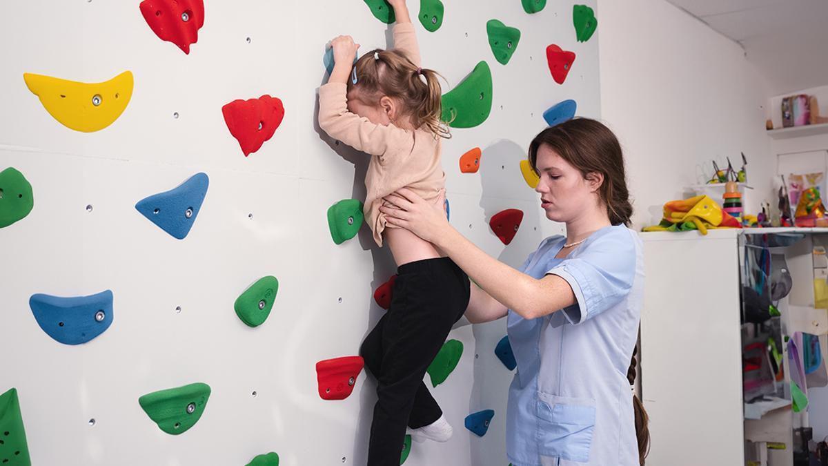 La escalada fomenta en niños y niñas la toma de decisiones y la concentración