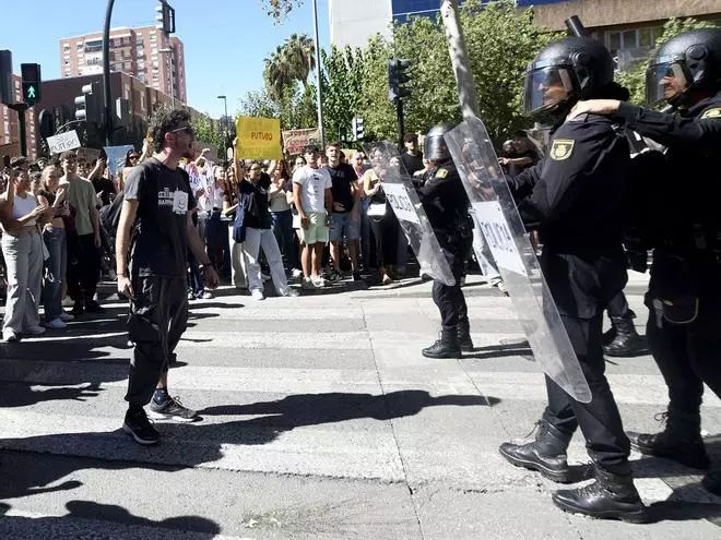 Todas las imágenes de la protesta por la Ebau y las cargas policiales junto a la Consejería de Educación