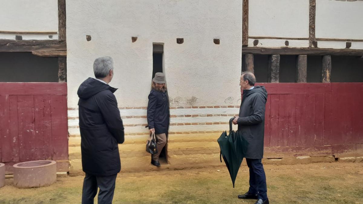 La infanta Elena sale de una tronera de los corrales de la plaza de toros de Toro.